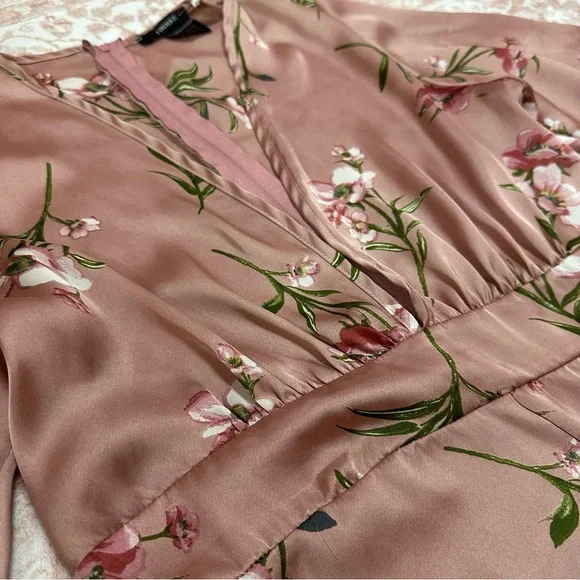 Silky Satin Floral Flowy Romper 🌸 - Picture 2 of 7